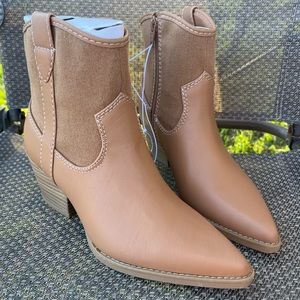 NEW Women’s Univeral Thread Boots